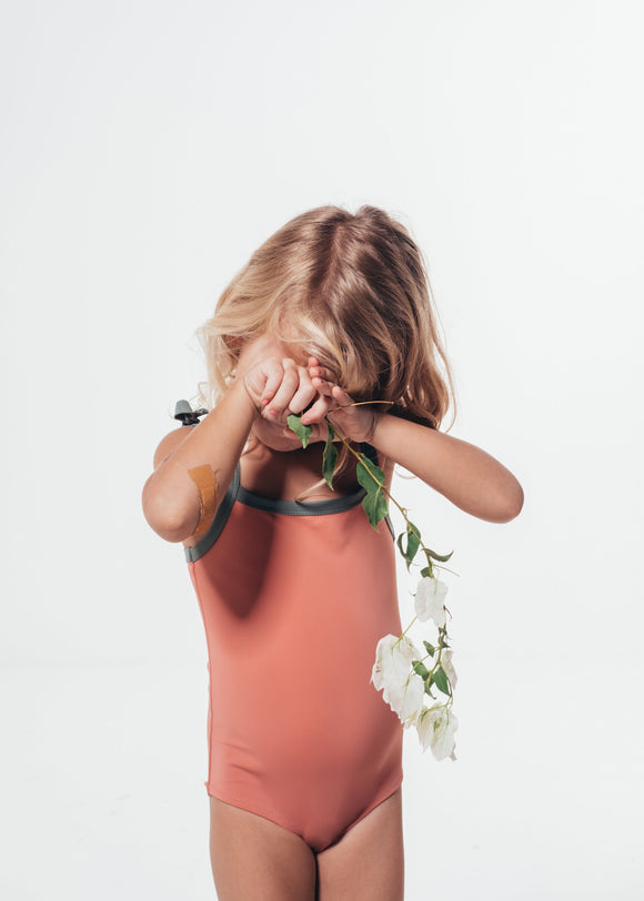 Ohoy swim kids swimsuit made from ecco friendly econyl regenerated plastic collected from the sea. Børne badedragt pink grøn