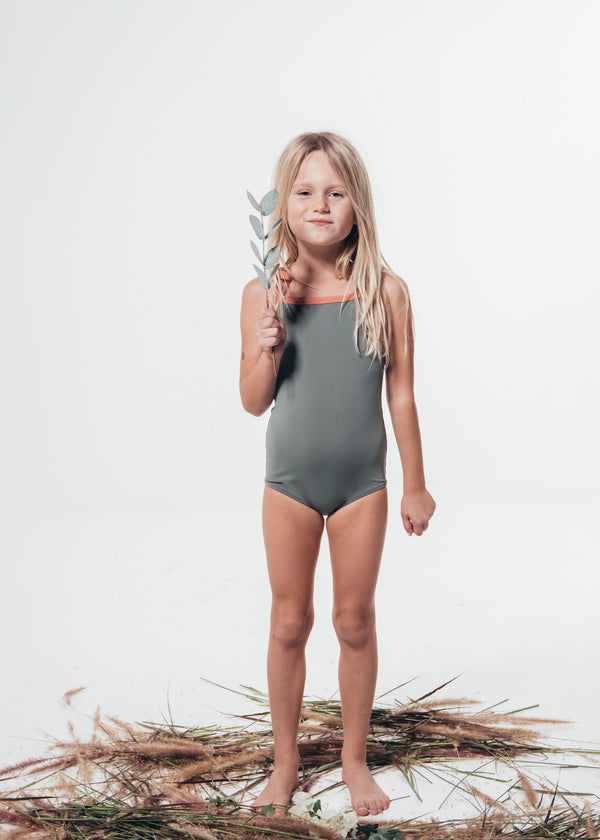 Ohoy swim kids swimsuit made from ecco friendly econyl regenerated plastic collected from the sea. Børne badedragt pink grøn